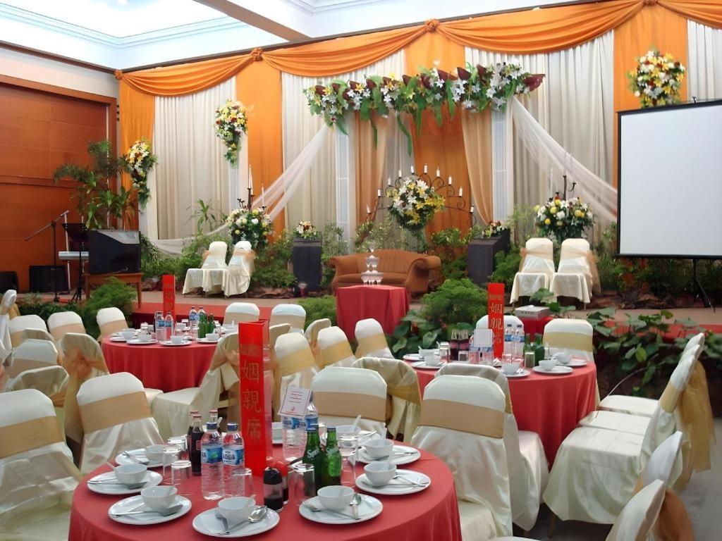 Makassar Golden Hotel Exteriör bild