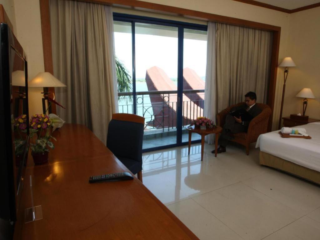 Makassar Golden Hotel Exteriör bild